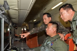 Tư lệnh Hải quân Hàn Quốc Um Hyun-seong (trái) thị sát cuộc tập trận đối phó với tên lửa Triều Tiên. (Nguồn: YONHAP/TTXVN)