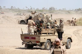 Lực lượng Chính phủ Yemen sau khi giành quyền kiểm soát phía Đông Nam thị trấn Mokha từ phiến quân Houthi. (Nguồn: AFP/TTXVN)