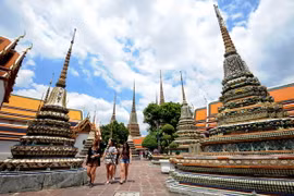 Khách du lịch thăm một ngôi đền ở thủ đô Bangkok. (Nguồn: THX/TTXVN)