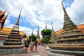 Khách du lịch thăm một ngôi đền ở thủ đô Bangkok. (Nguồn: THX/TTXVN)