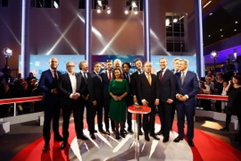 Lãnh đạo tám đảng lớn nhất tại Hà Lan sau cuộc tranh luận trên truyền hình cuối cùng ở La Haye. (Nguồn: AFP/TTXVN)