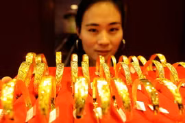 Trang sức bằng vàng được bày bán tại một cửa hàng ở tỉnh Sơn Đông, Trung Quốc. (Nguồn: AFP/TTXVN)