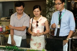Tìm hiểu thông tin và tư vấn khách hàng tại sàn giao dịch EcoPark. (Ảnh: Hoàng Lâm/TTXVN)