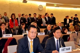 Thứ trưởng Bộ Ngoại giao Hà Kim Ngọc (bên phải) và đoàn đại biểu Việt Nam tham dự Hội nghị cấp cao khóa 31 Hội đồng Nhân quyền Liên hợp quốc tại Geneva. (Ảnh: Tố Uyên/TTXVN)