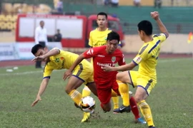 Pha đi bóng của cầu thủ Becamex Bình Dương bị đối phương truy cản quyết liệt. (Ảnh: Thanh Tùng/TTXVN)