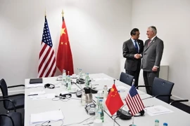 Ngoại trưởng Trung Quốc Vương Nghị (trái) và Ngoại trưởng Mỹ Rex Tillerson tại cuộc gặp bên lề Hội nghi G20 tại Bonn, Đức. (Nguồn: AFP/TTXVN)