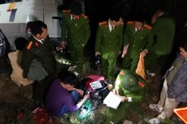 Lực lượng chức năng tỉnh Lào Cai khám nghiệm hiện trường và điều tra nguyên nhân vụ tai nạn. (Ảnh: Hương Thu/TTXVN)