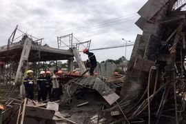 Tìm kiếm nạn nhân có thể bị vùi phía dưới.
