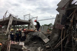 Tìm kiếm nạn nhân có thể bị vùi phía dưới.