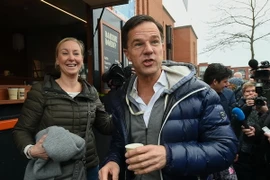 Thủ tướng Hà Lan Mark Rutte (phải) gặp gỡ cử tri trong cuộc vận động tranh cử tại Wormerveer. (Nguồn: AFP/TTXVN)