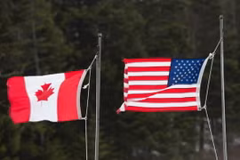 Quốc kỳ Canada và Mỹ tại khu vực biên giới. (Nguồn: AFP/TTXVN)