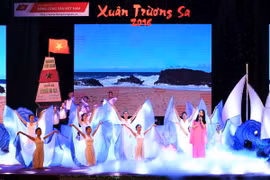 Một tiết mục múa hát trong chương trình nghệ thuật Xuân Trường Sa 2016. (Ảnh: Phương Hoa/TTXVN)