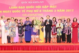 Chủ tịch nước Trần Đại Quang và Chủ tịch Quốc hội Nguyễn Thị Kim Ngân chụp ảnh lưu niệm với các đại biểu tại buổi gặp mặt. (Ảnh: Trọng Đức/TTXVN)