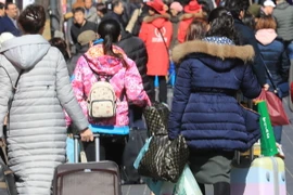 Khách du lịch Trung Quốc tại phố Myeongdong ở Seoul, Hàn Quốc. (Nguồn: YONHAP/TTXVN)