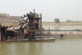 Tàu hút cát trên sông Cầu. (Ảnh: Thái Hùng/TTXVN)