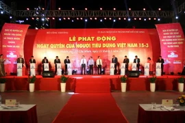 Các doanh nghiệp trong và ngoài nước ký cam kết tham gia Chương trình Doanh nghiệp hành động vì người tiêu dùng. (Ảnh: Thanh Vũ/TTXVN)