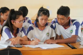 Học sinh trường Phổ thông dân tộc nội trú tỉnh Vĩnh Long tổ chức học nhóm để củng cố kiến thức. (Ảnh: Huỳnh Kim Phượng/TTXVN)