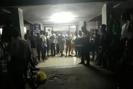 Người nhà bệnh nhi vây kín bệnh viện. (Ảnh: Huyền Trang/Vietnam+)