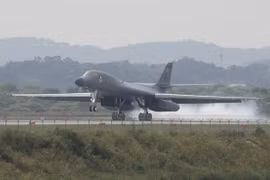 Máy bay ném bom chiến lược siêu thanh B-1B Lancer hạ cánh tại Căn cứ không quân Osan ở Pyeongtaek, phía Nam Seoul. (Nguồn: Yonhap/TTXVN)