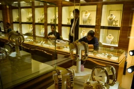 Một cửa hàng vàng ở New Delhi. (Nguồn: AFP/TTXVN)