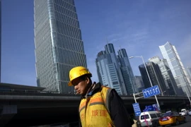 Một công trình đang được xây dựng tại Bắc Kinh, Trung Quốc. (Nguồn: AFP/TTXVN)