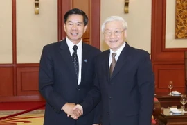 Tổng Bí thư Nguyễn Phú Trọng tiếp Đô trưởng Thủ đô Vientiane Sinlavong Khoutphaythoune. (Ảnh: Lâm Khánh/TTXVN)