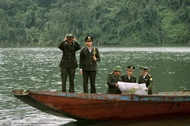 Nhân viên Hạt Kiểm lâm Quế Phong (Nghệ An) đối chiếu trên bản đồ và thực tế kiểm tra hiện trạng rừng. (Ảnh: Thanh Tùng/TTXVN)