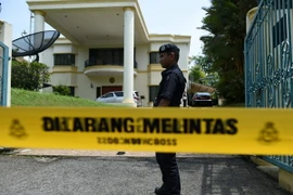 Cảnh sát Hoàng gia Malaysia giám sát lối vào chính của Đại sứ quán Triều Tiên ở Kuala Lumpur để ngăn công dân Triều Tiên rời khỏi nước này. (Nguồn: AFP/TTXVN)