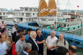Tổng thống Reuven Rivlin đi thăm Vịnh Hạ Long. (Ảnh: Trung Nguyên/TTXVN) 