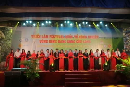 Lãnh đạo các Bộ, ngành Trung ương và thành phố Cần Thơ cắt băng khai mạc Triển lãm. (Ảnh: Ngọc Thiện/TTXVN)