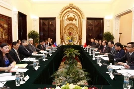 Thứ trưởng Bộ Ngoại giao Nguyễn Quốc Dũng tiếp ông Jesus Yabes, Thứ trưởng Bộ Ngoại giao Philippines. (Ảnh: Văn Điệp/TTXVN)