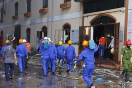 Đưa phương tiện máy móc tiếp cận hiện trường để dập tắt ngọn lửa. (Ảnh: Thanh Liêm/TTXVN)