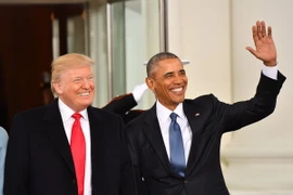 Cựu Tổng thống Barack Obama (phải) và Tổng thống Donald Trump (trái) trước khi diễn ra lễ nhậm chức tại Nhà Trắng. (Nguồn: EPA/TTXVN)