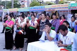 Đông đảo du khách và đồng bào đến Lễ hội Hoa ban Điện Biên 2017. (Ảnh: Tuấn Anh/TTXVN)