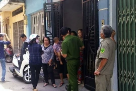 Đoàn liên ngành đến kiểm tra cơ sở giữ trẻ, nơi có nhiều bé bị bạo hành. (Ảnh: Tuấn Anh/TTXVN)