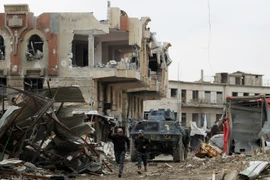 Các lực lượng Iraq tiến vào Thành cổ ở Mosul trong chiến dịch giành lại quyền kiểm soát thành phố này từ phiến quân IS. (Nguồn: AFP/TTXVN)