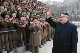 Nhà lãnh đạo Triều Tiên Kim Jong-un thăm một đơn vị quân đội. (Nguồn: YONHAP/TTXVN)