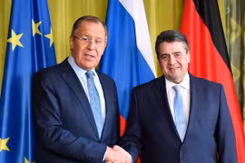 Ngoại trưởng Nga Sergei Lavrov (trái) và người đồng cấp Đức Sigmar Gabriel (phải) tại cuộc gặp ở Bonn, Đức ngày 16/2. (Nguồn: AFP/TTXVN)