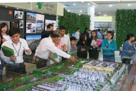 Người dân đến tìm hiểu dự án nhà ở Midori Park tại Trung tâm thành phố mới tỉnh Bình Dương. (Ảnh: Hải Âu/TTXVN)