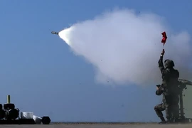 Không quân Hàn Quốc bắn tên lửa Mistral tầm ngắn di động trong cuộc tập trận. (Nguồn: Yonhap/TTXVN)