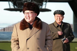 Nhà lãnh đạo Triều Tiên Kim Jong-un (trái) thị sát buổi vận hành thử một động cơ tên lửa đẩy. (Nguồn: EPA/TTXVN)