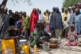 Người dân chờ nhận lương thực cứu trợ tại một trại tị nạn ở Dikwa, Nigeria. (Nguồn: AFP/TTXVN)