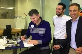 Bếp trưởng Stefano (giữa). (Nguồn: AGI)