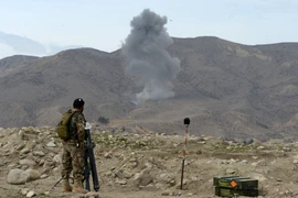 Khói bốc lên sau một đợt không kích trong một chiến dịch chống phiến quân IS ở tỉnh Nangarhar. (Nguồn: AFP/TTXVN)