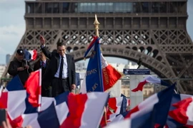 Ứng cử viên Tổng thống François Fillon phát biểu trong cuộc tuần hành ở Paris. (Nguồn: EPA/TTXVN)