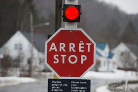 Biển báo dừng lại tại khu vực biên giới Mỹ-Canada. (Nguồn: AFP/TTXVN)