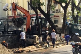 Khách du lịch Nhật Bản tham qua chùa Thiên Mụ, địa điểm du lịch nổi tiếng của thành phố Huế. (Ảnh: Quốc Việt/TTXVN)