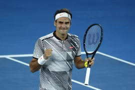 Roger Federer sau khi đánh bại đối thủ Rafael Nadal của Tây Ban Nha tại Australian Open 2017 ở Melbourne. (Nguồn: EPA/ TTXVN)