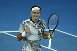 Roger Federer sau khi đánh bại đối thủ Rafael Nadal của Tây Ban Nha tại Australian Open 2017 ở Melbourne. (Nguồn: EPA/ TTXVN)