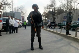 Lực lượng an ninh Afghanistan canh gác bên ngoài bệnh viện Sardar Daud Khan. (Nguồn: Reuters)